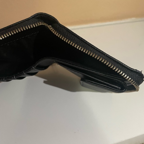 Guess small zip around wallet. Perfect condition. Never used. - Picture 5 of 6